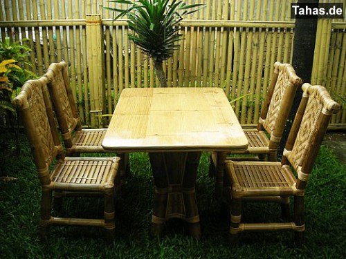 Bild zeigt den rechteckigen Bambustisch 120cm x 80cm von der Stirnseite mit 4 x Bambusstuhl MACHTAN Produktfoto