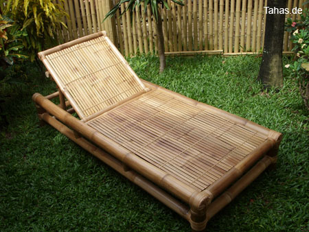 Bild zeigt die Bambusliege TALISAY mit hochgeklappter Kopfstütze als Gartenliege Produktfoto