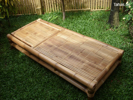 Die Bambusliege mit heruntergeklappter Kopfstütze als Bambus Sonnenliege im Garten Produktfoto