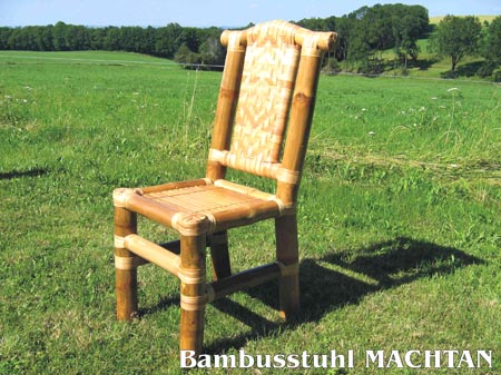 Bild zeigt den Bambusstuhl MACHTAN mit seiner leicht schrägen Rückenlehne aus strapazierfähigem Geflecht aus Rattan als Gartenmöbel Produktfoto