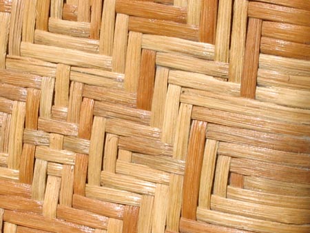 Bild zeigt die Ausschnitt der Rückenlehne vom Bambusstuhl mit seinem strapazierfähigem Geflecht aus Rattan Produktfoto